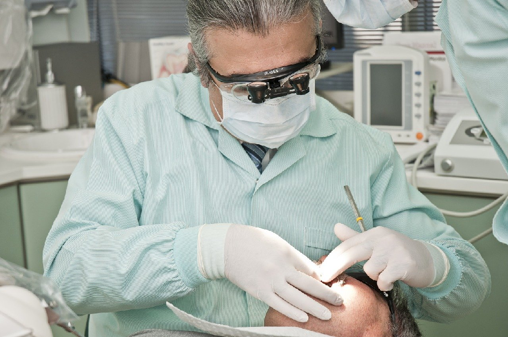 Dlaczego warto zdecydować się na implanty stomatologiczne?